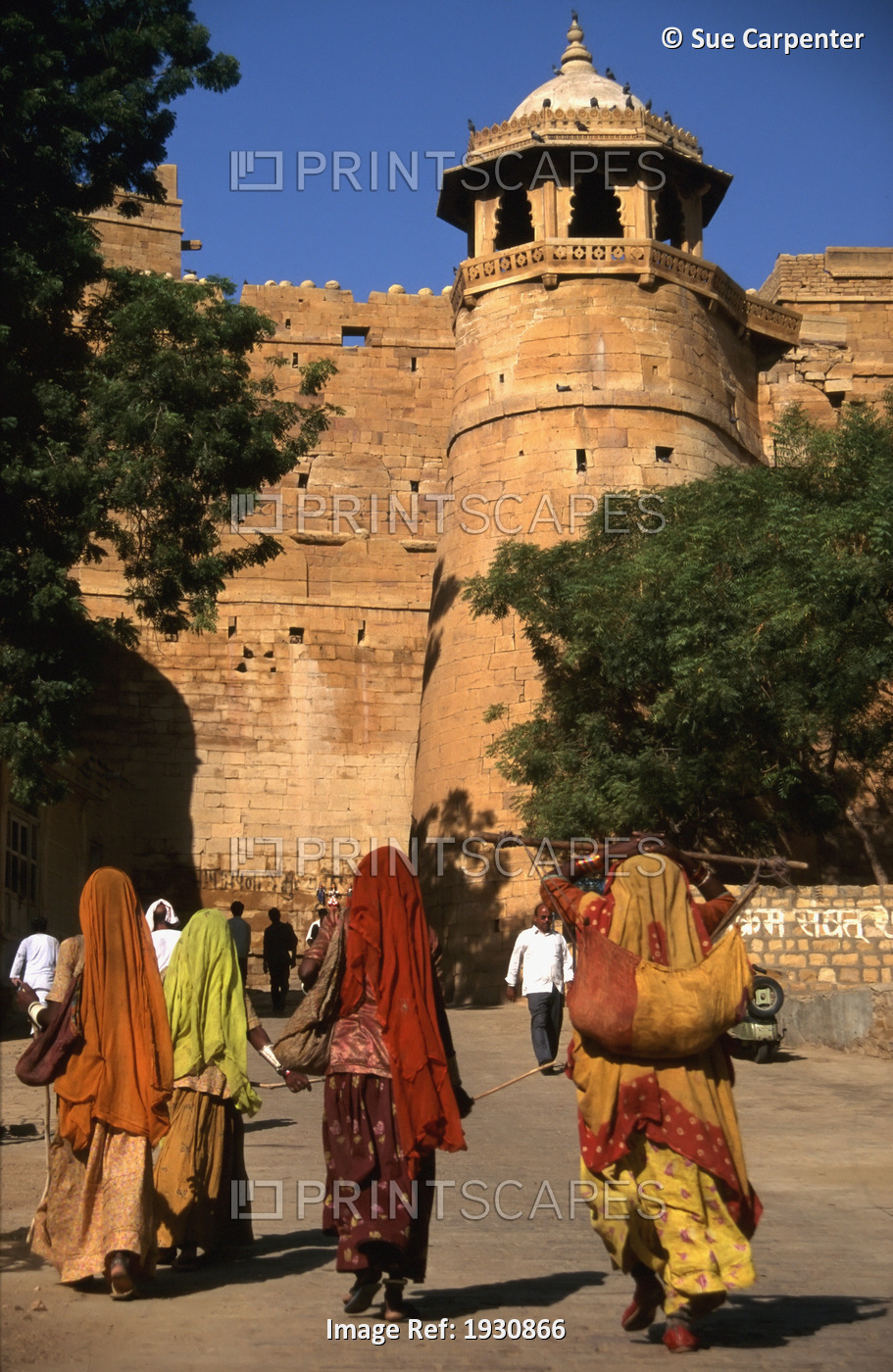 Women In Traditional Skirts And Scarves Walking Towards The Fort Gate At ...