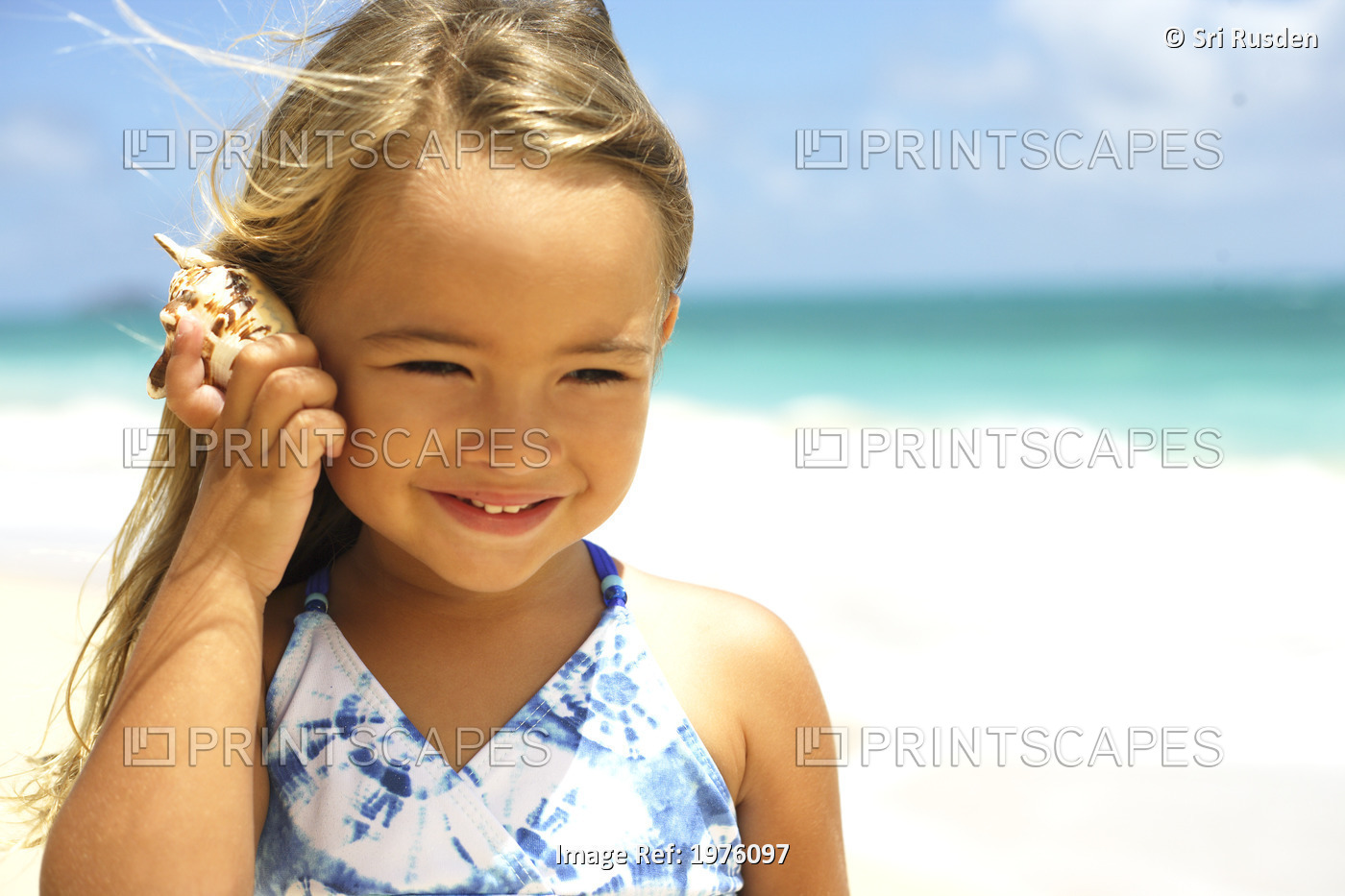 USA, Hawaii, Little Girl Holding Seashell Along Waters Edge ; Oahu