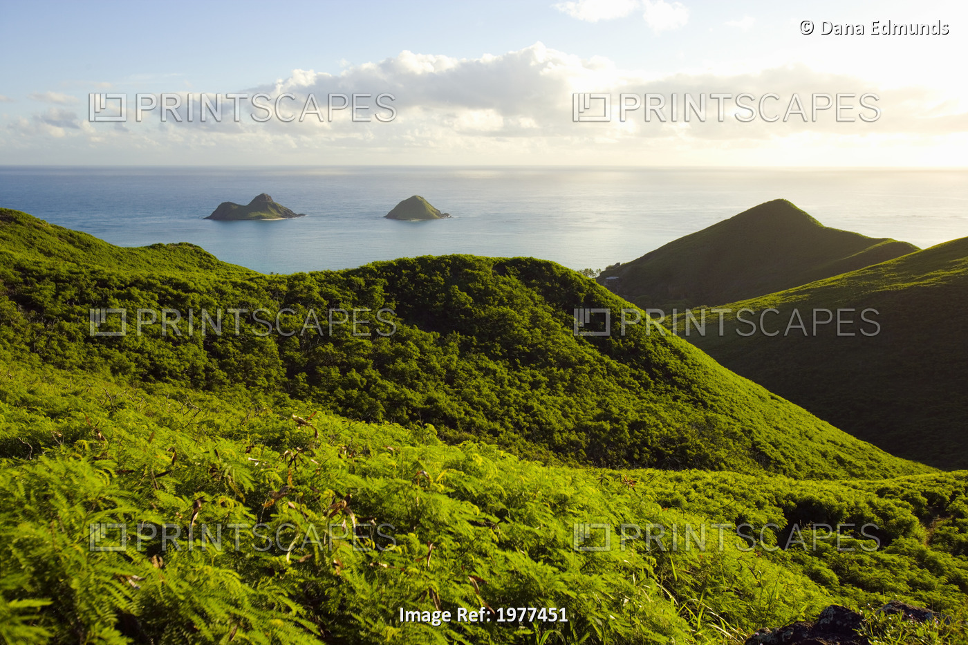 USA, Hawaii, View of mountains and Mokulua Islands; Lanikai