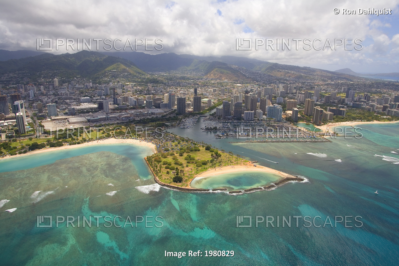 USA, Hawaii, Oahu, Ala Wai Yacht Basin and Ala Moana Beach Park; Honolulu, ...