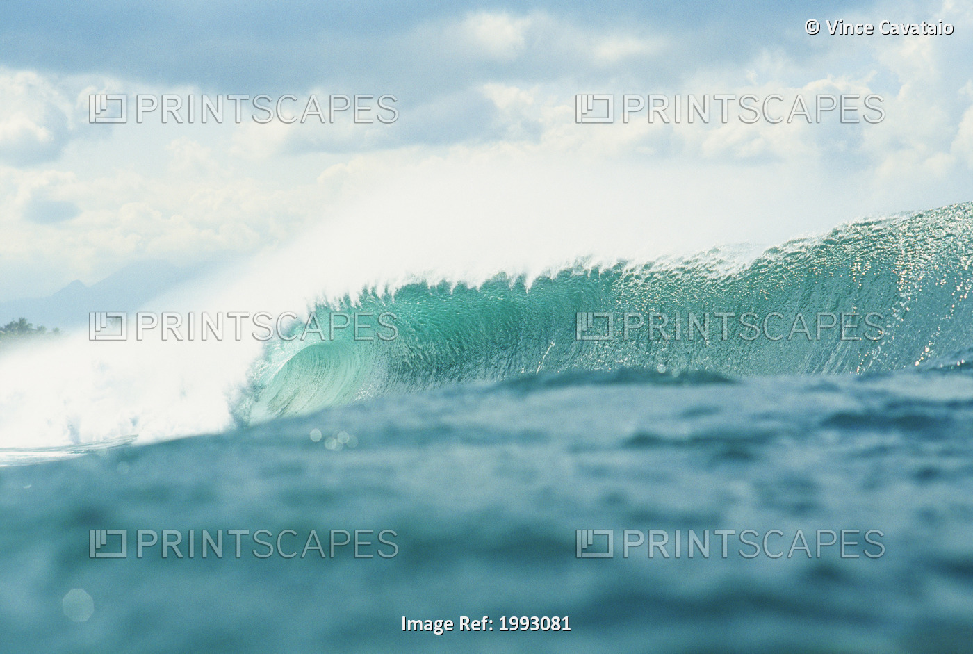 Hawaii, Oahu, North Shore, Turquoise Wave Curls Over At Pipeline.