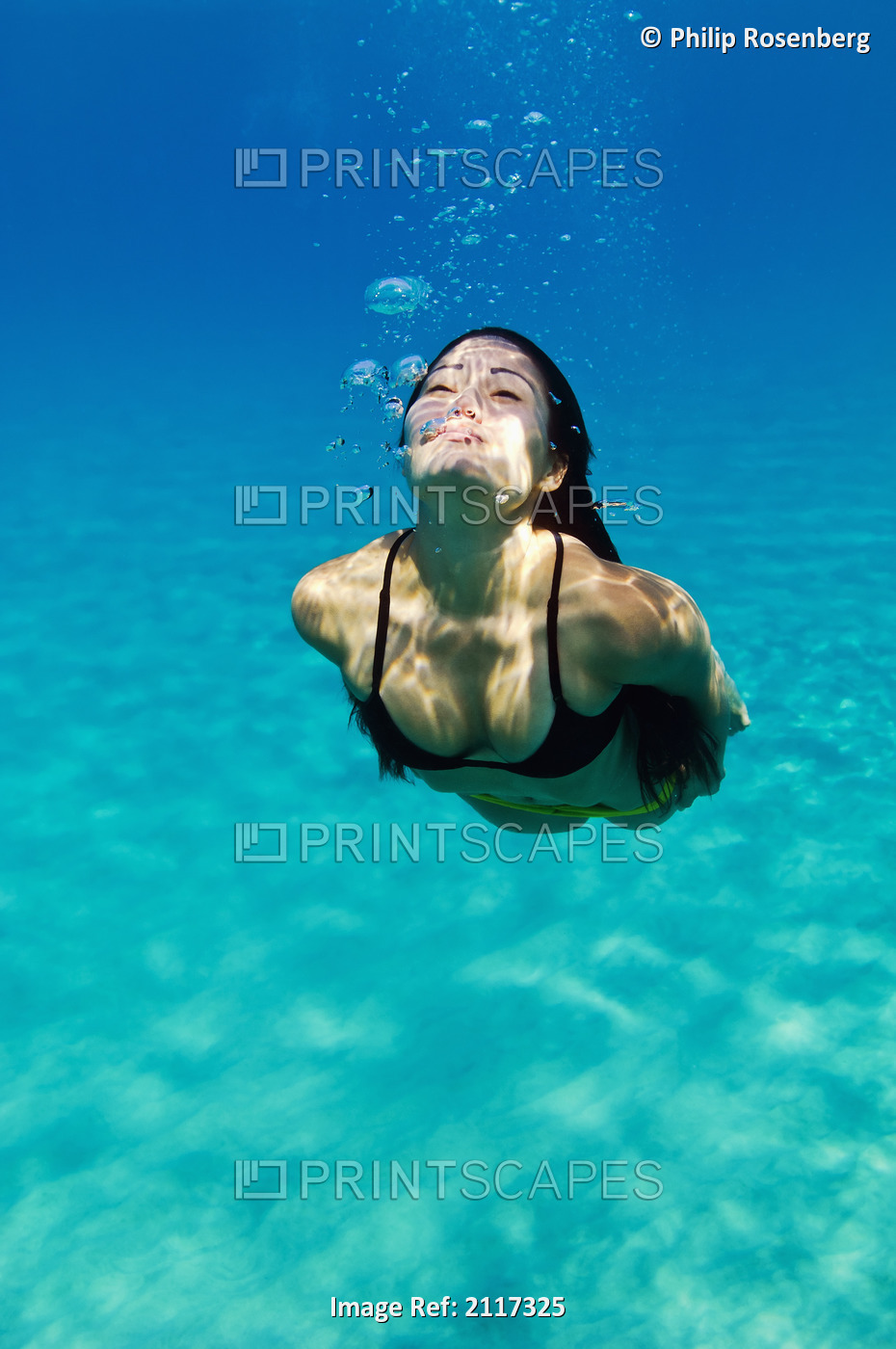 Hawaii, Big Island, Hapuna Bay, Young brunette woman swimming underwater.