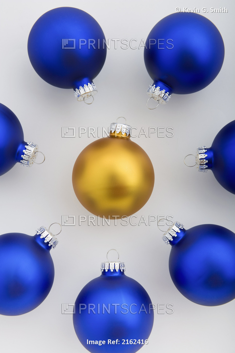 Group Of Blue Christmas Tree Balls Placed In Circle With Gold Ball In The ...