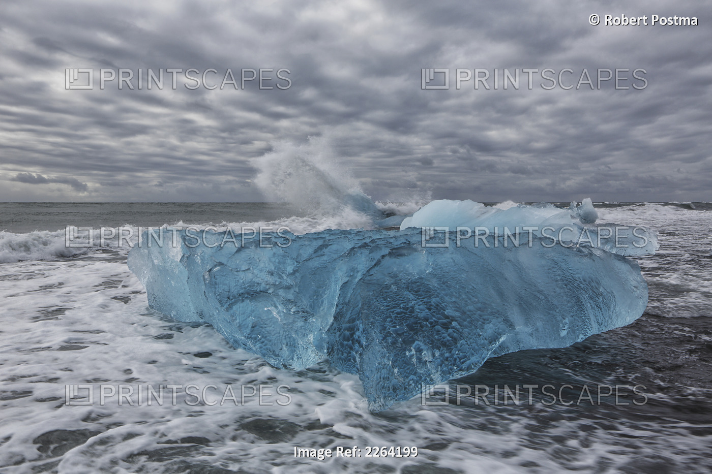 Waves from the atlantic ocean crash into ice calf from breioamerkurjokull a ...