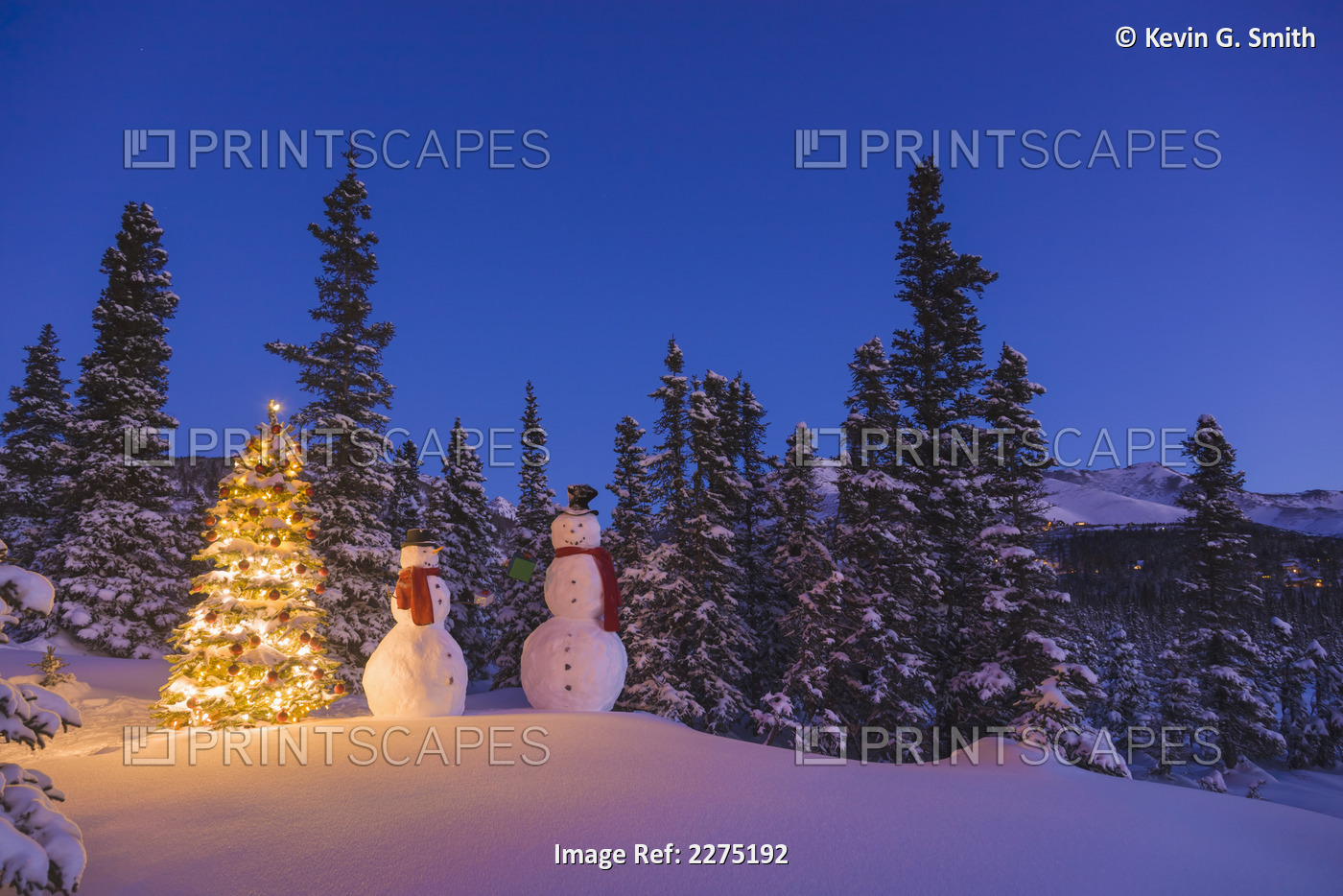 Two Snowmen Exchanging Gifts Standing Next To A Christmas Tree In Front Of A ...