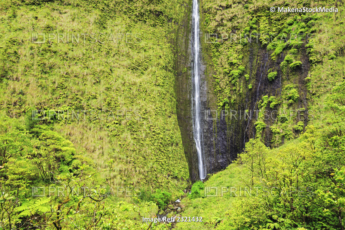 Hawaii, Kauai, Wailua, Beautiful Waterfall And Lush Jungle Cliffs