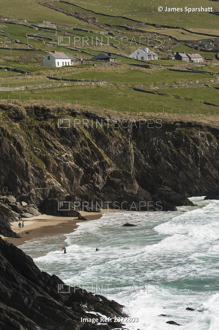UK, Ireland, County Kerry, Dingle, Surfers at Coumeenoole