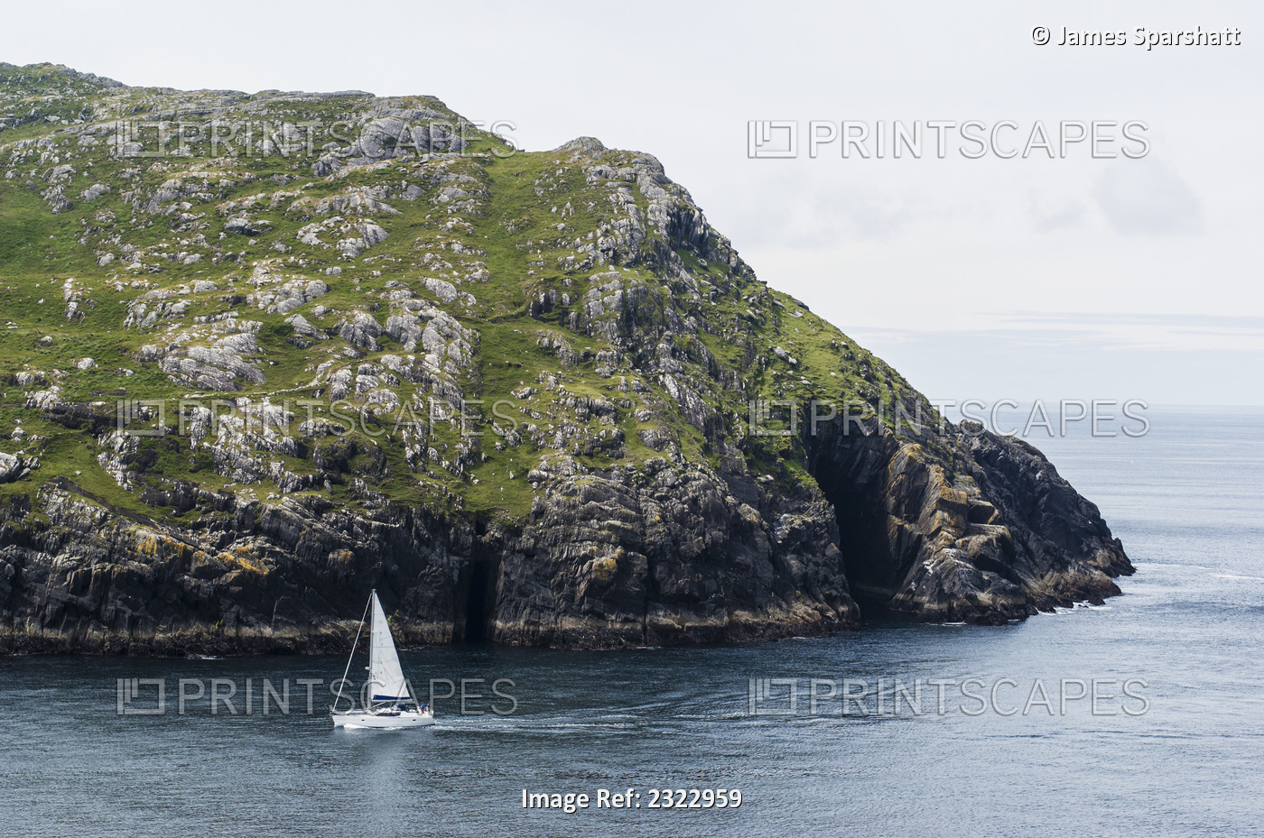 UK, Ireland, County Kerry, Yacht sailing into Dursley Sound