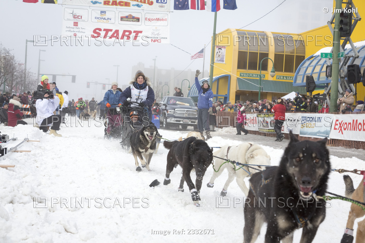 Cindy Gallea And Team Leave The Ceremonial Start Line At 4Th Avenue And D ...