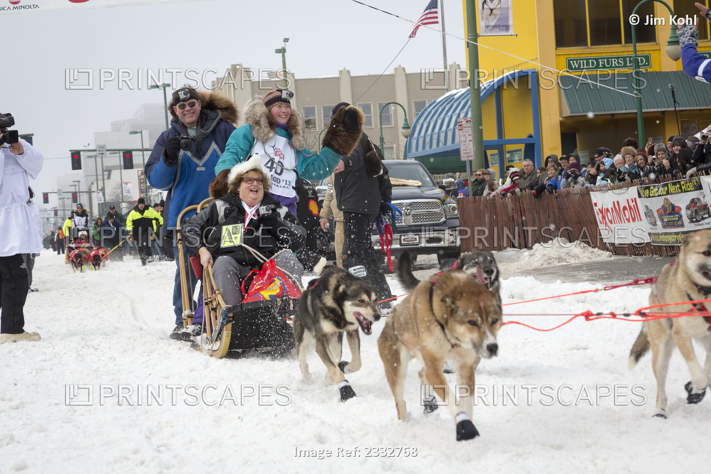 Angie Taggart And Team Leave The Ceremonial Start Line At 4Th Avenue And D ...