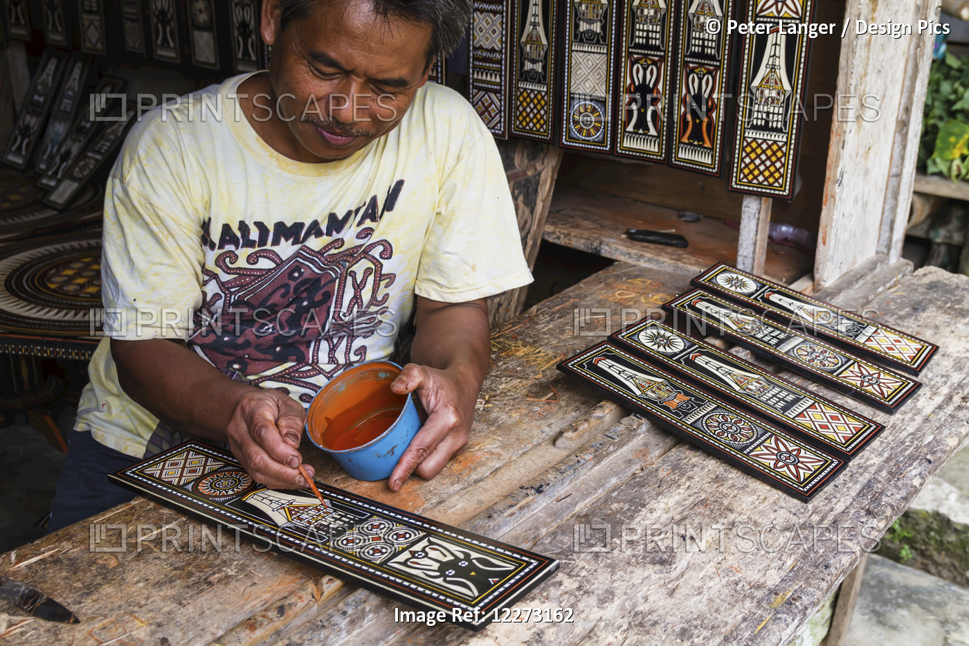 Man Painting A Traditional Toraja Design On Piece Of Wood, Kete Kesu, Toraja ...