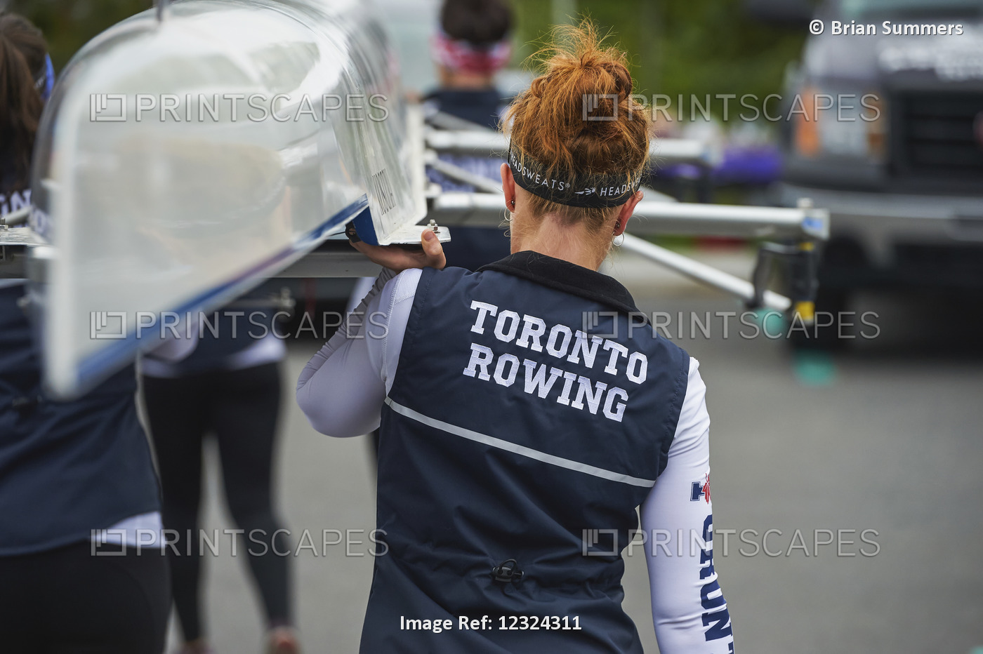 University Of Toronto Women's Crew Carrying Their Boat To The Water For The ...