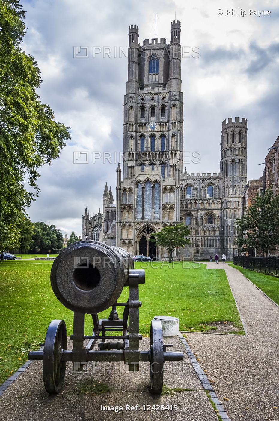 Russian canon captured during the Crimean War in front of Ely Cathedral; Ely, ...