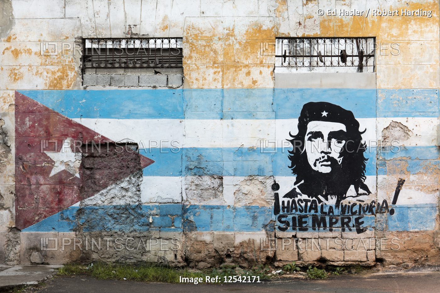 Painting of Che Guevara and Cuban flag on a wall. Havana, Cuba, West Indies, Caribbean, Central Amer