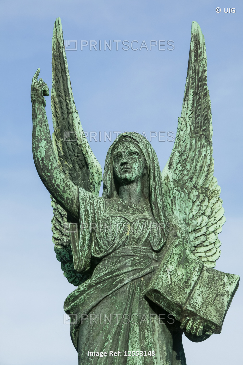 Angel statue, Père Lachaise graveyard, Paris, France
