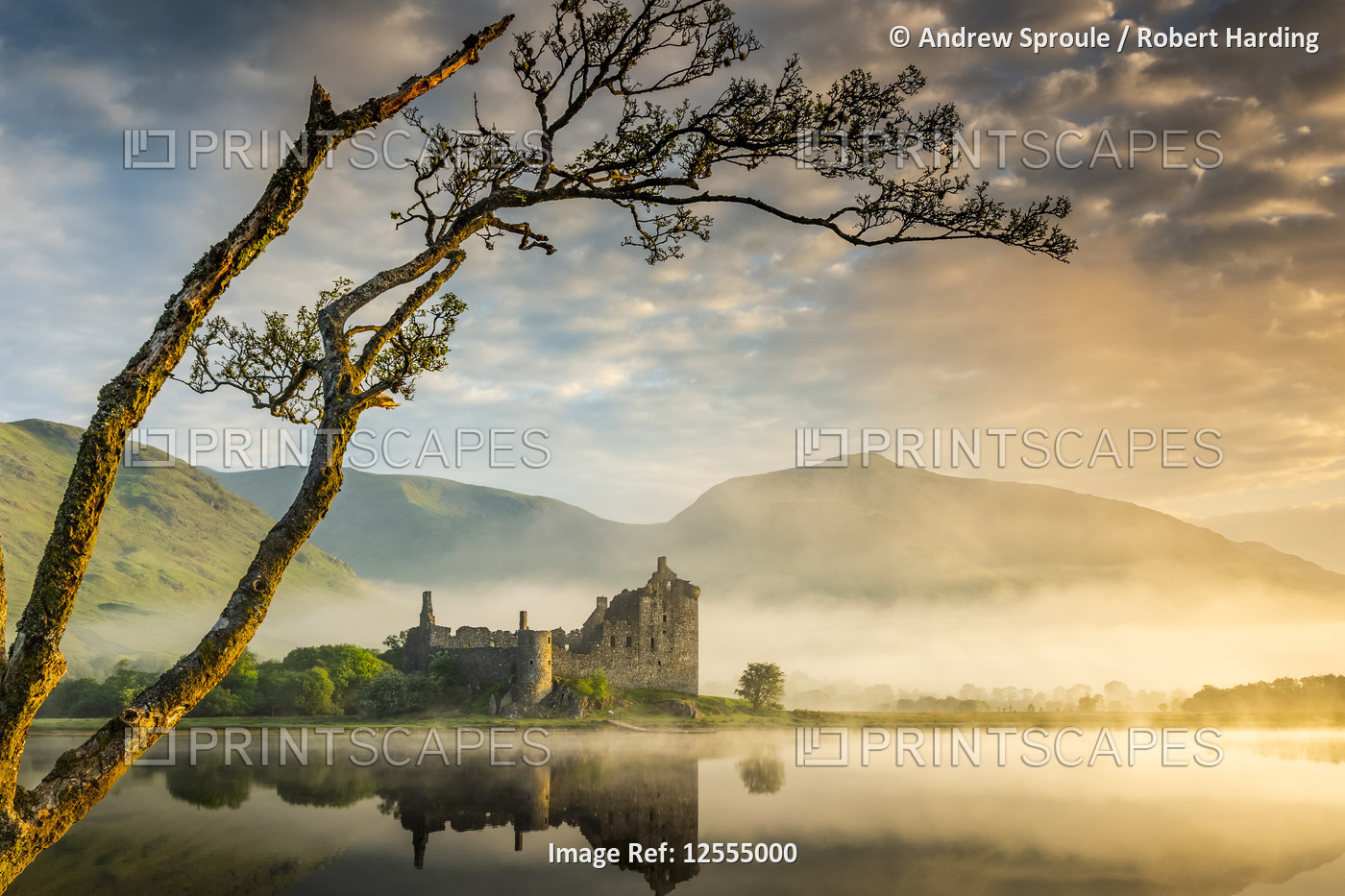 First light over the ruins of Kilchurn Castle on Loch Awe, Argyll and Bute, Highlands, Scotland, Uni