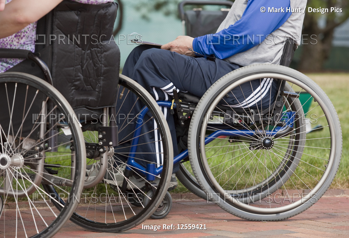 Man with multiple Sclerosis and a woman with spinal cord injury in wheelchairs