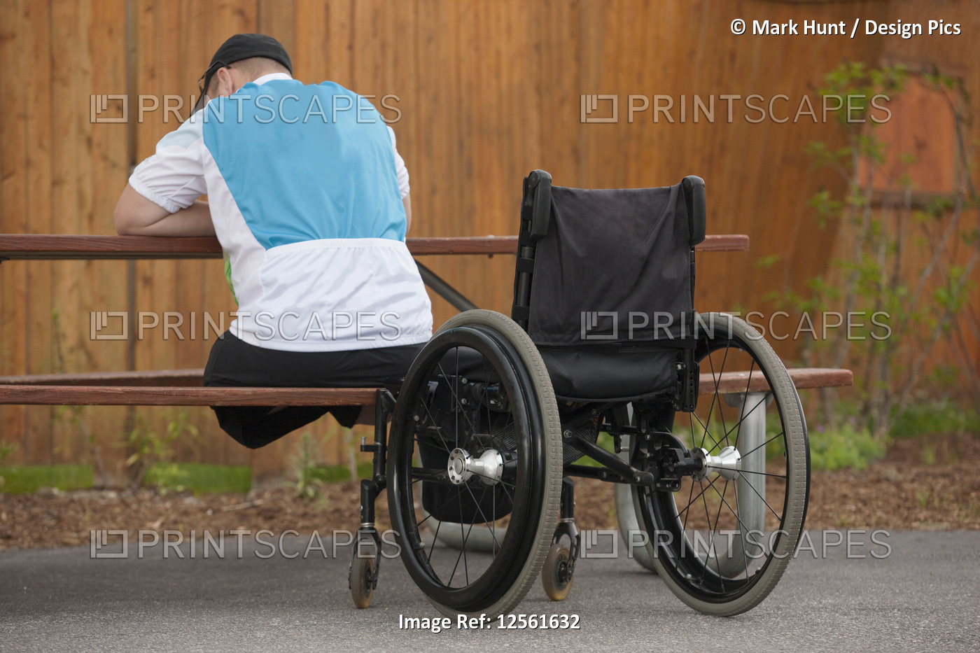 Man with leg amputee preparing for a race