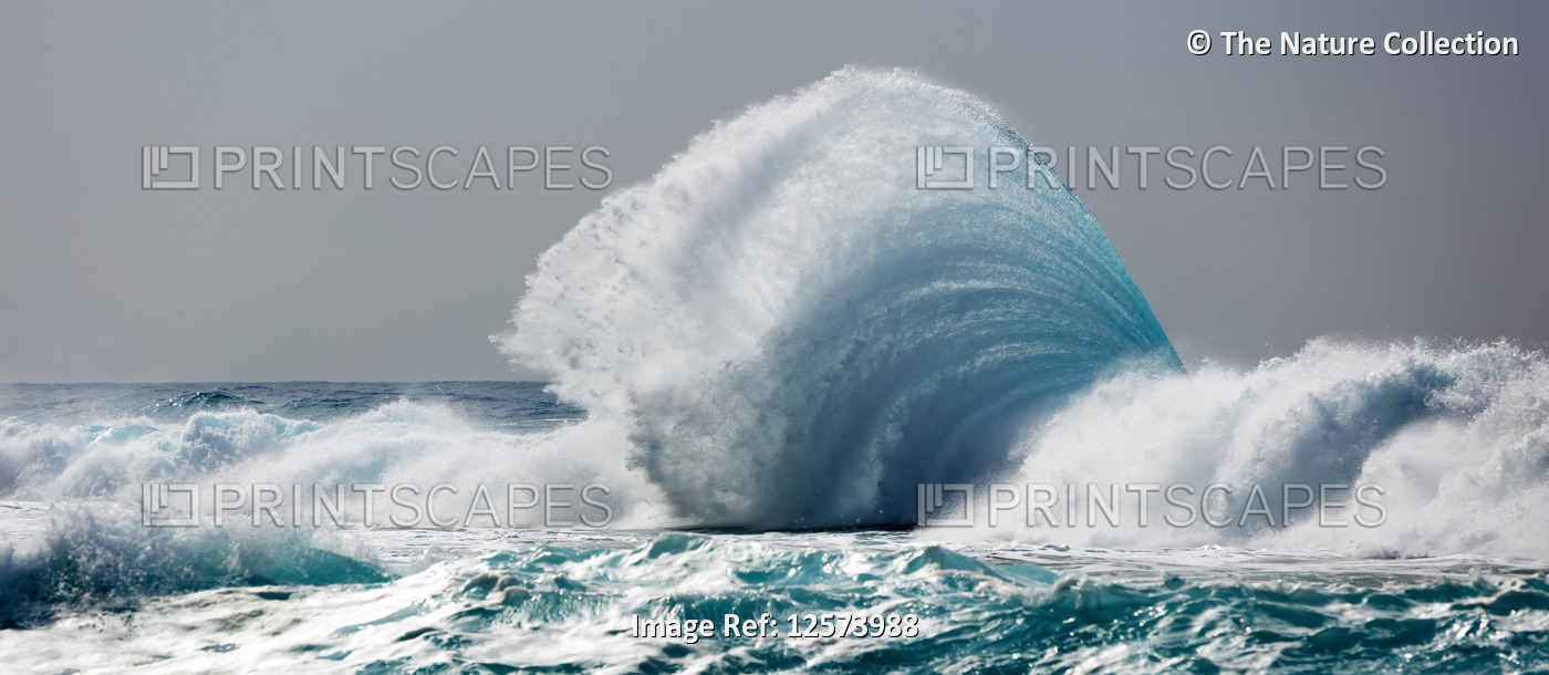 Tropical ocean wave crashing and splashing, Na Pali Coast; Kauai, Hawaii, ...