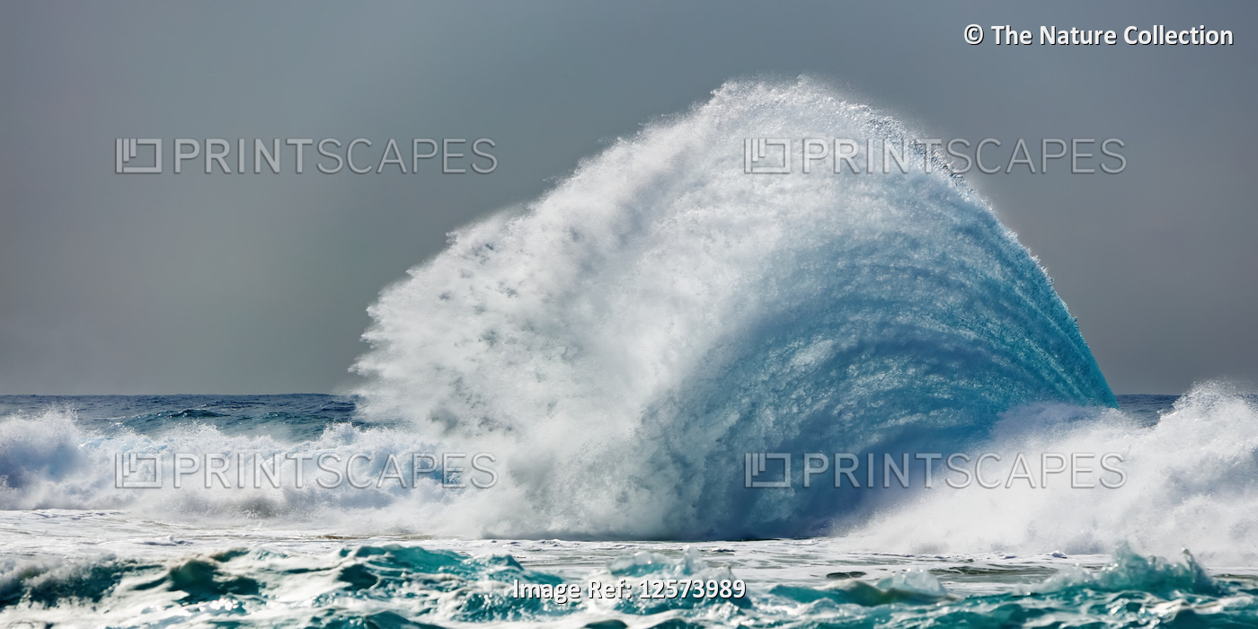 Tropical ocean wave crashing and splashing, Na Pali Coast; Kauai, Hawaii, ...