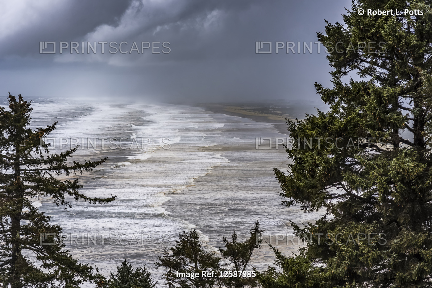 A storm moves in over the Long Beach Peninsula in Washington's Cape ...