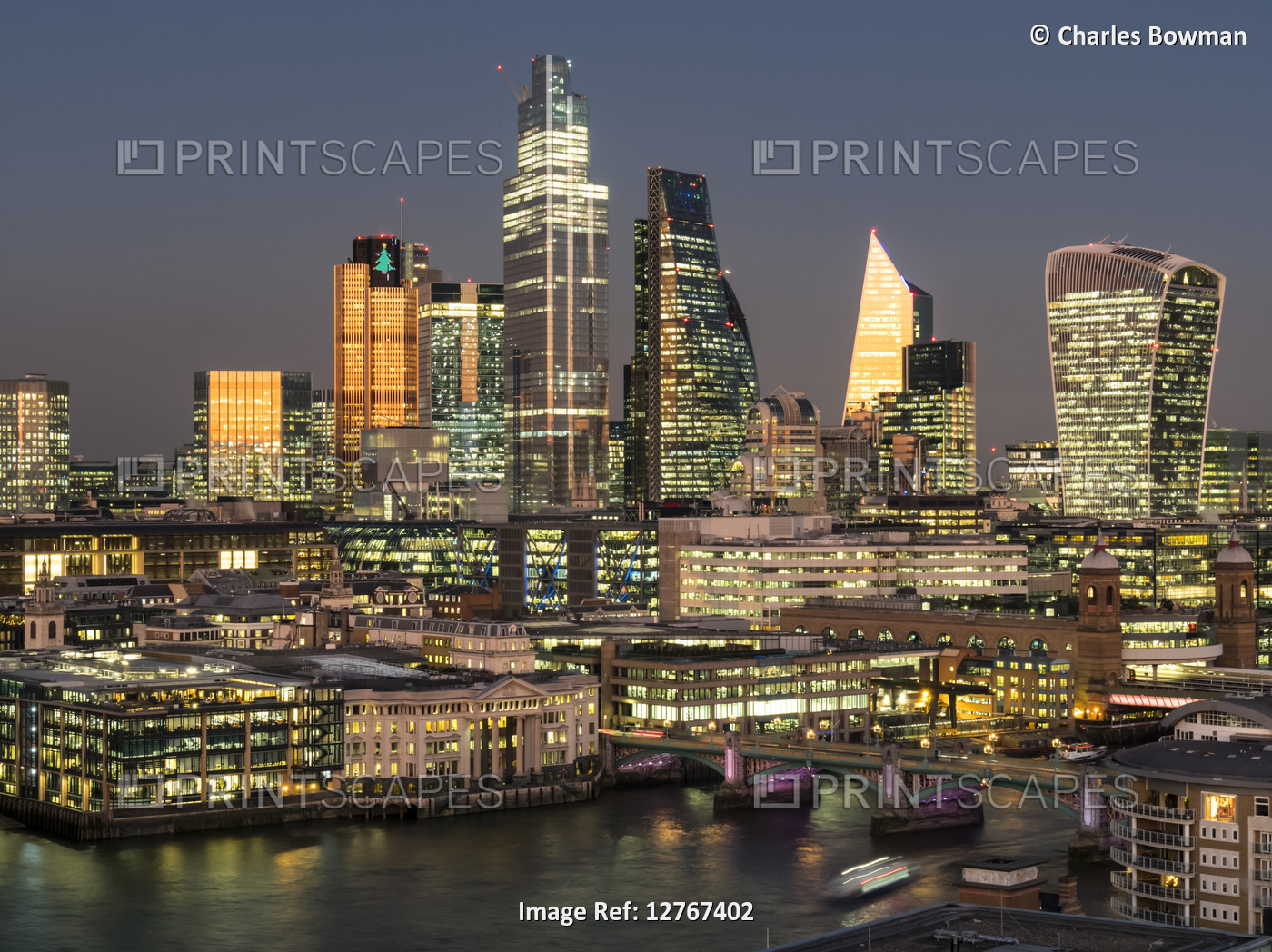 Cityscape and skyline of London at dusk with 20 Fenchurch, 22 Bishopsgate, and ...