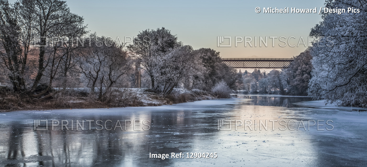 Carrickabrick railway viaduct in Fermoy, over a frozen Blackwater River, in ...