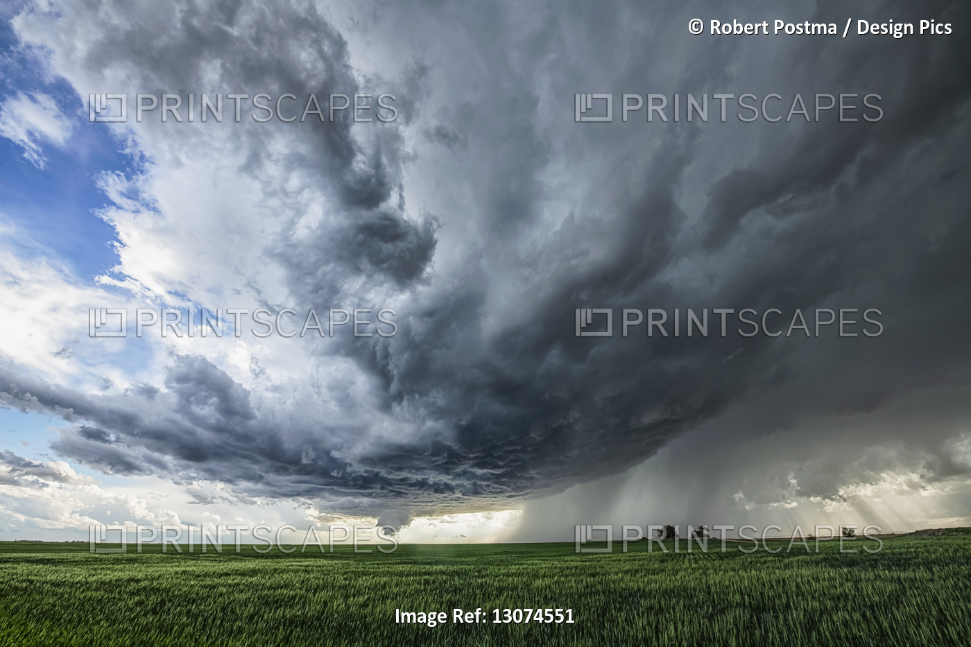 Dramatic skies over the midwest plains of the United States during tornado ...