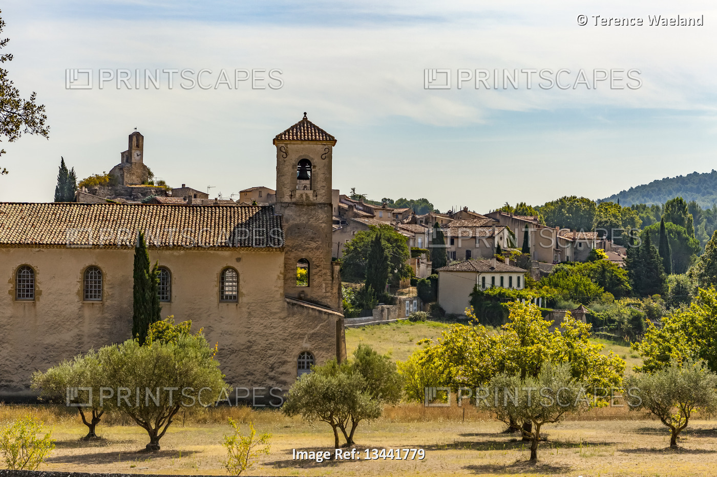 Church and houses in the village of Lourmarin in the Luberon; Lourmarin, ...