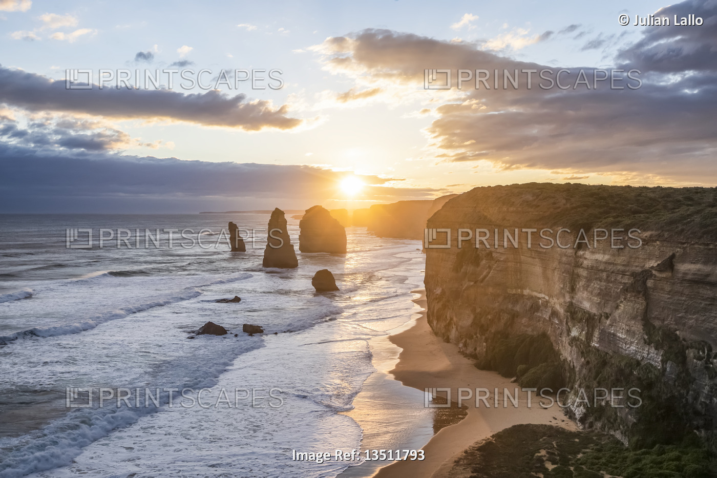 The Twelve Apostles, limestone rock formations along the coast, Great Ocean ...