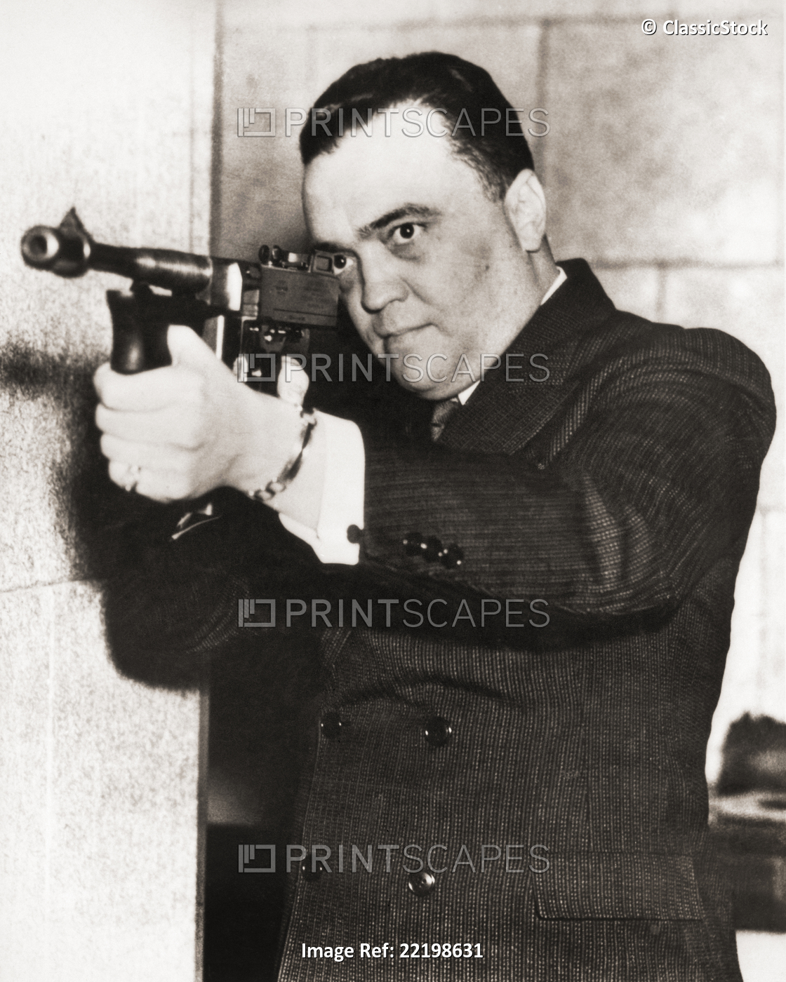 1930s J. EDGAR HOOVER DIRECTOR OF FBI HOLDING AIMING THOMPSON SUBMACHINE GUN