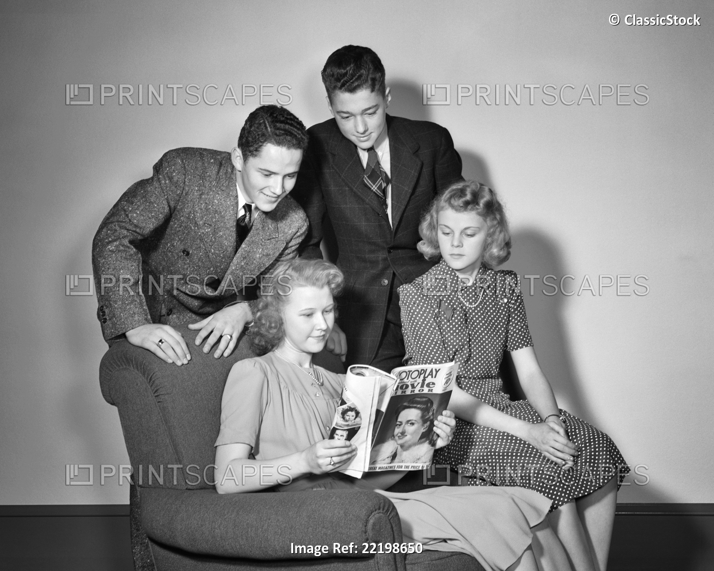 1940s GROUP 4 TEENAGERS READING MOVIE MIRROR PHOTOPLAY MAGAZINE GIRLS SITTING ...
