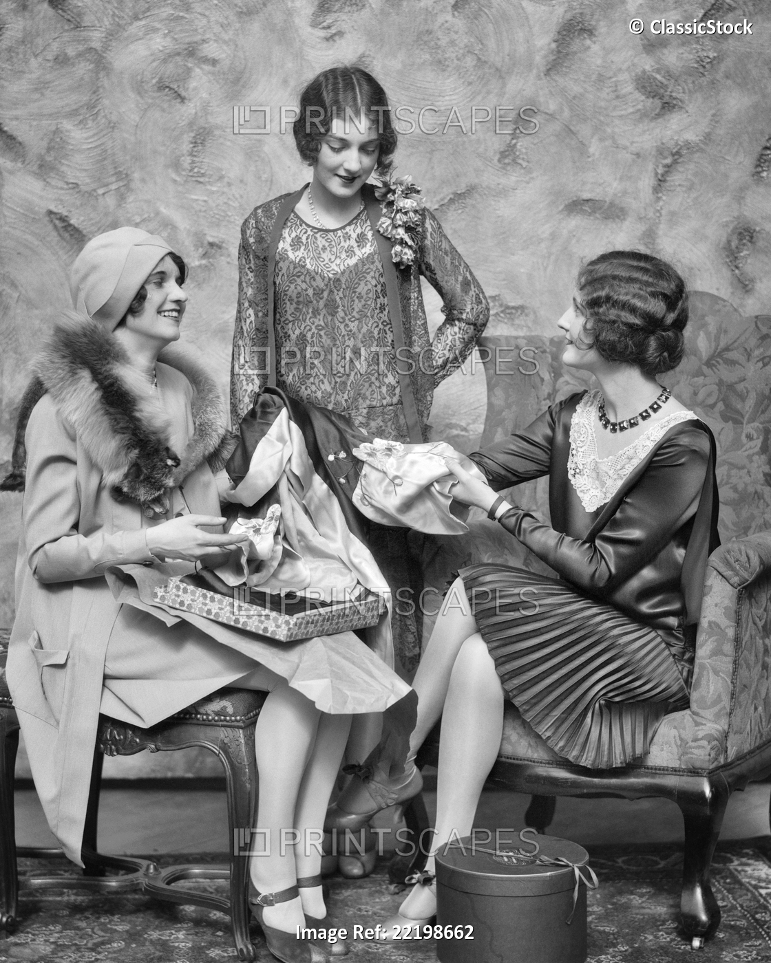 1920s THREE FASHIONABLY DRESSED WOMEN TALKING OPENING PACKAGES AFTER SHOPPING ...