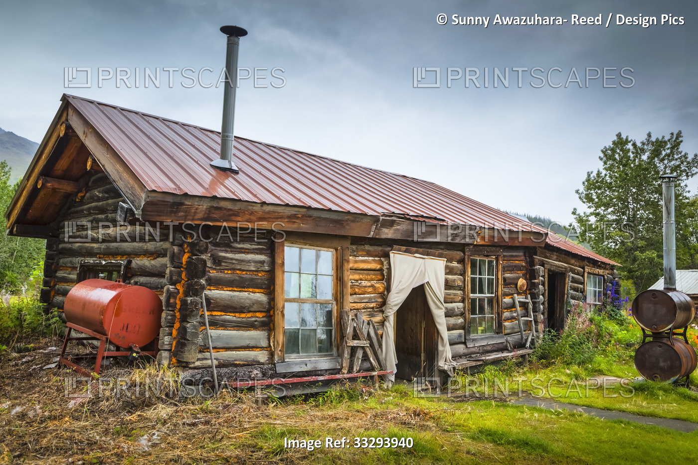Wiseman Historical Museum log cabin, Arctic Alaska in autumn; Wiseman, Alaska, ...