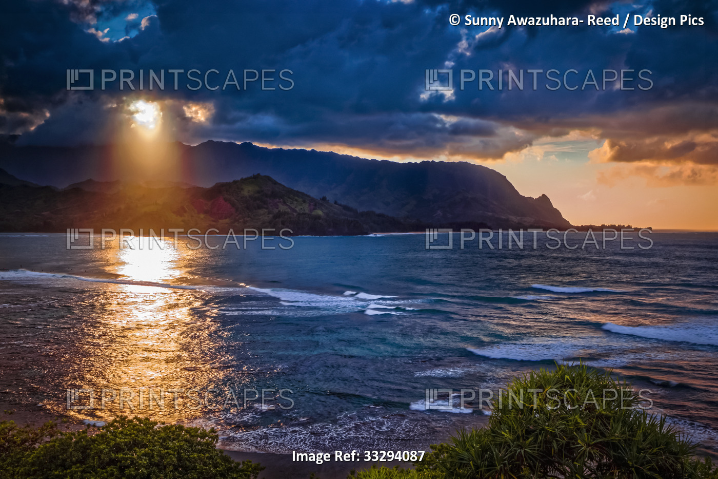 Rays of sunset at Hanalei Bay; Princeville, Kauai, Hawaii, United States of ...