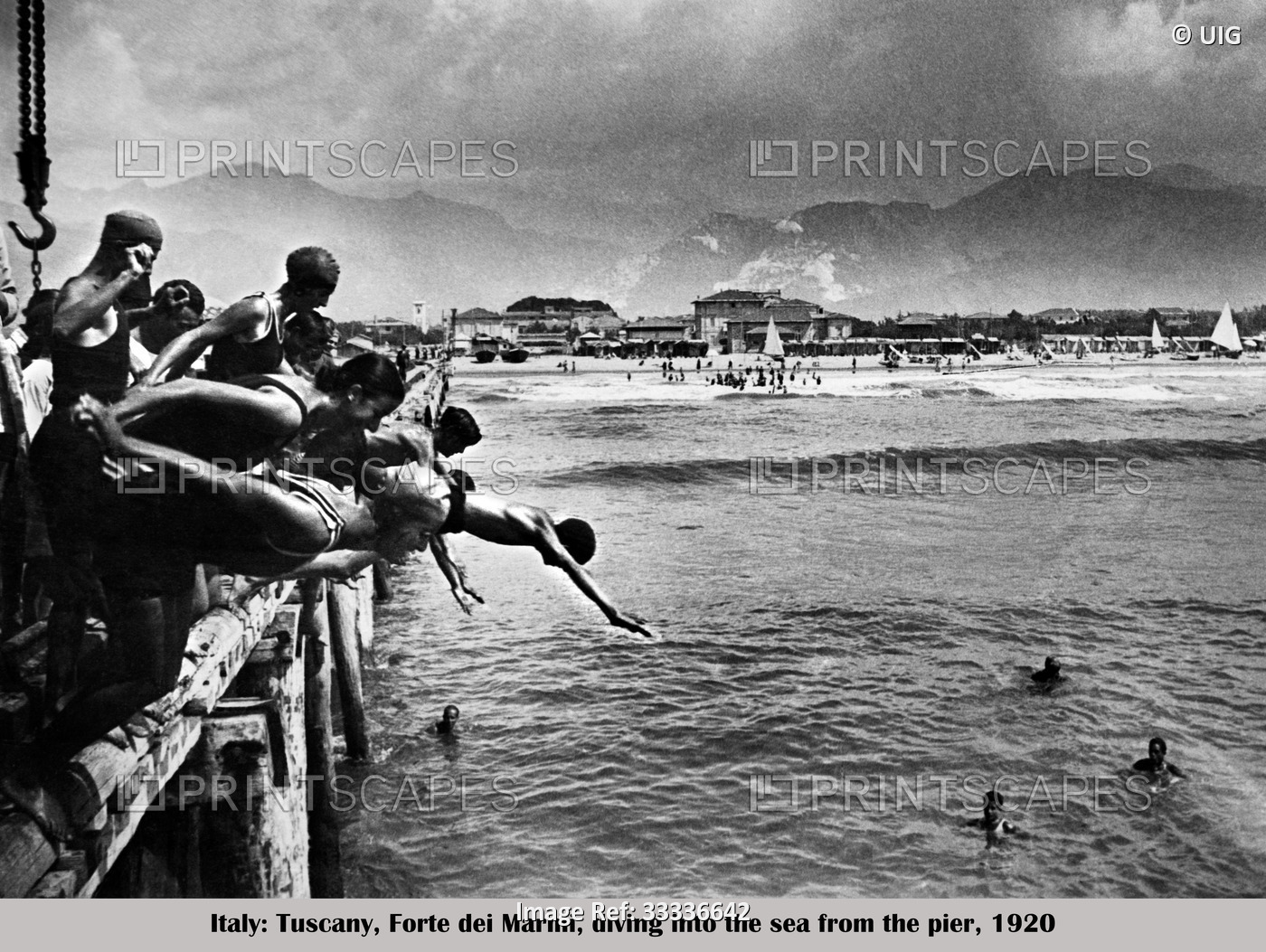 toscana, forte dei marmi, tuffi in mare dal ponte caricatore, 1920