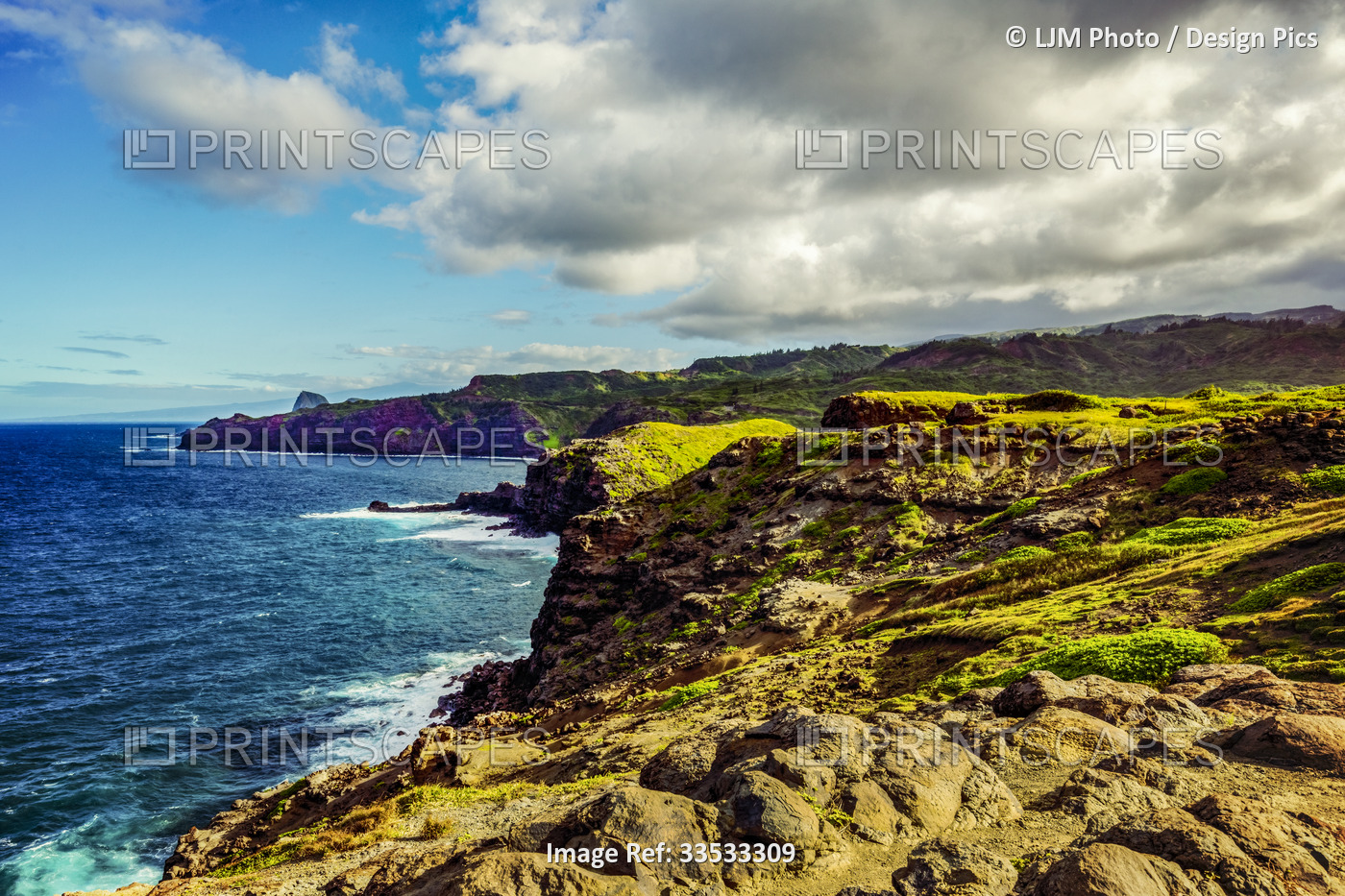 Scenic view from Nakalele Point of the cliffs along the rugged coastline ...