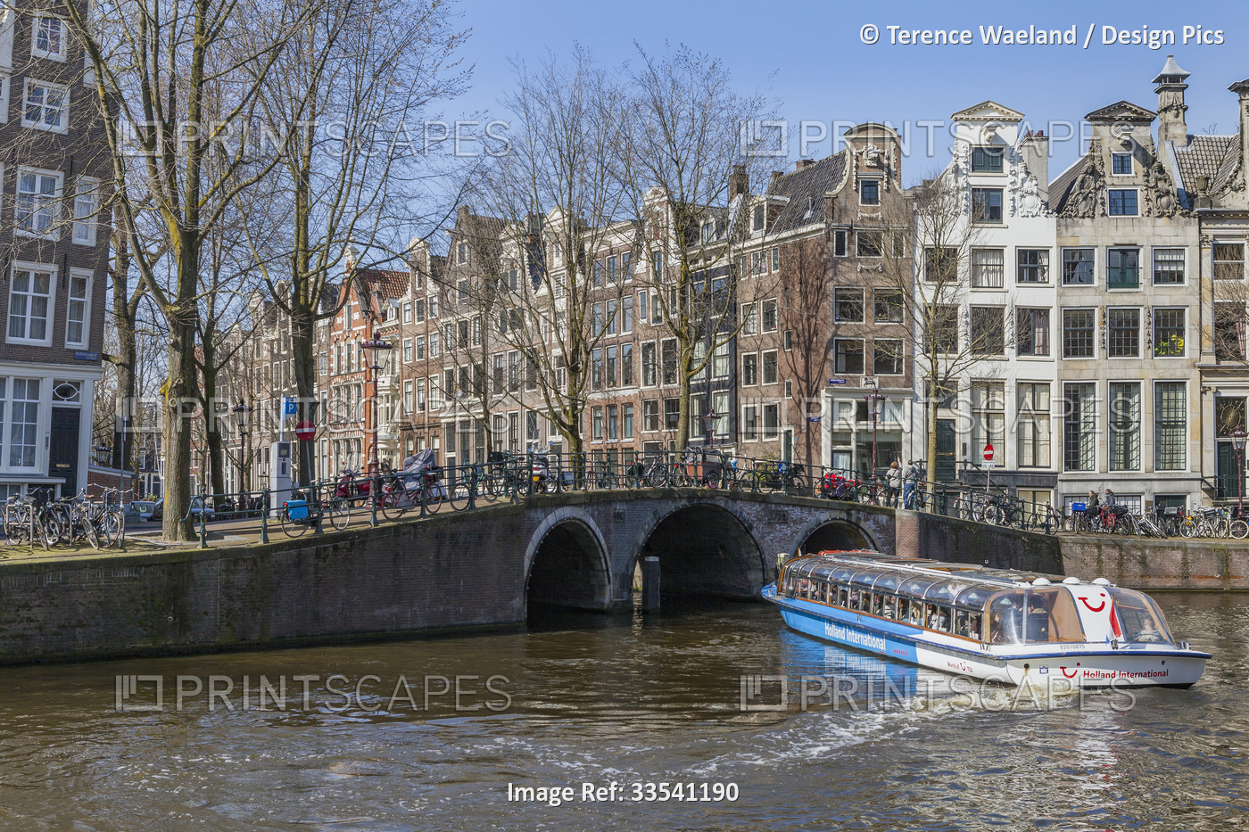 Tourist canal boat cruise, Herengracht, in Amsterdam; Amsterdam, North Holland, ...