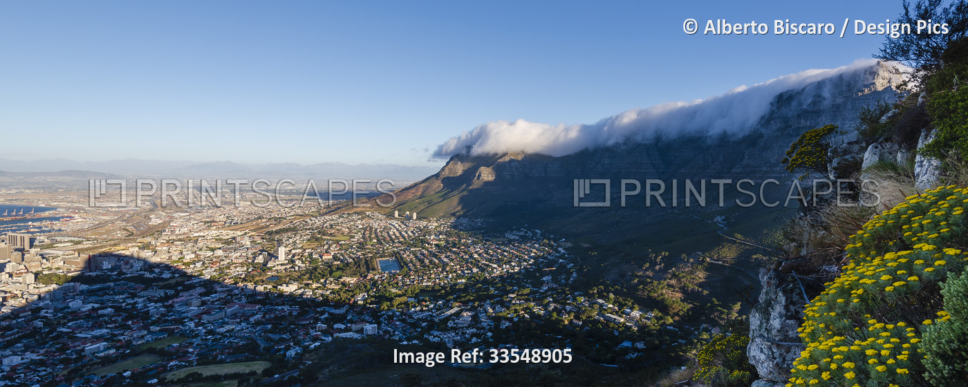 Cloud formation creating the tablecloth effect over Table Mountain with an ...