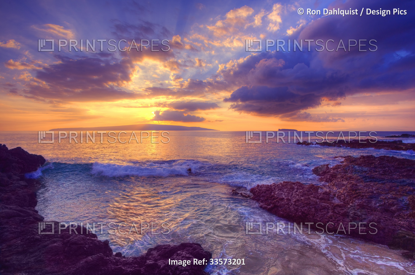 Beautiful sunset at Maui Wai or Secret Beach; Makena, Maui, Hawaii, United ...