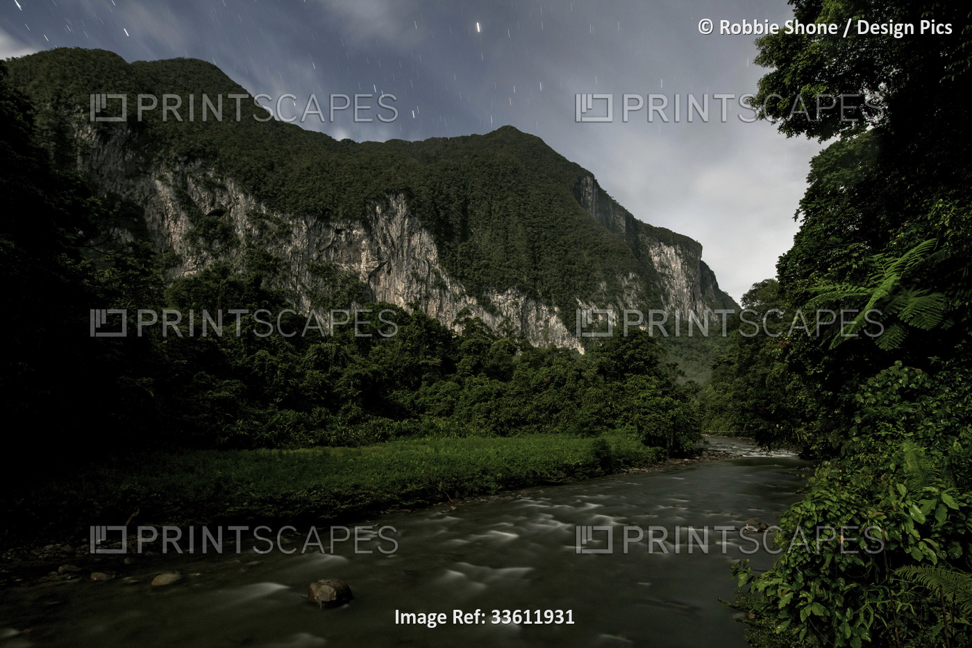 The Melinau gorge and the white cliffs of the south face of Gunung Benarat in ...